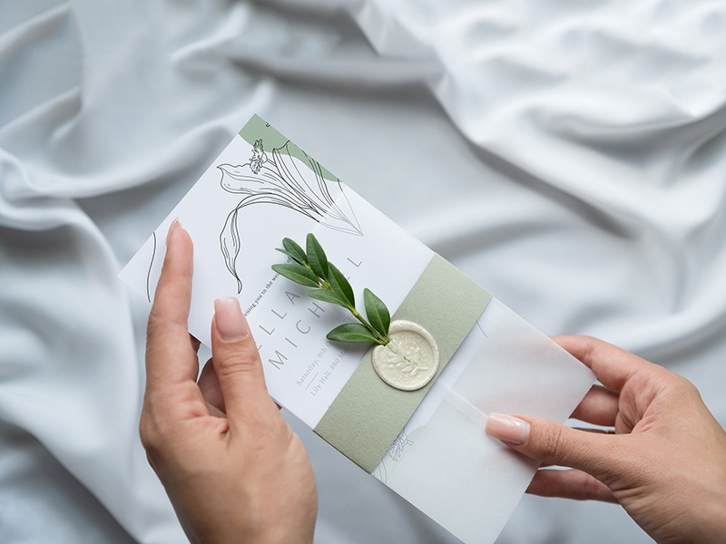 Vellumラップ付きの結婚式の招待カードのモックアップ