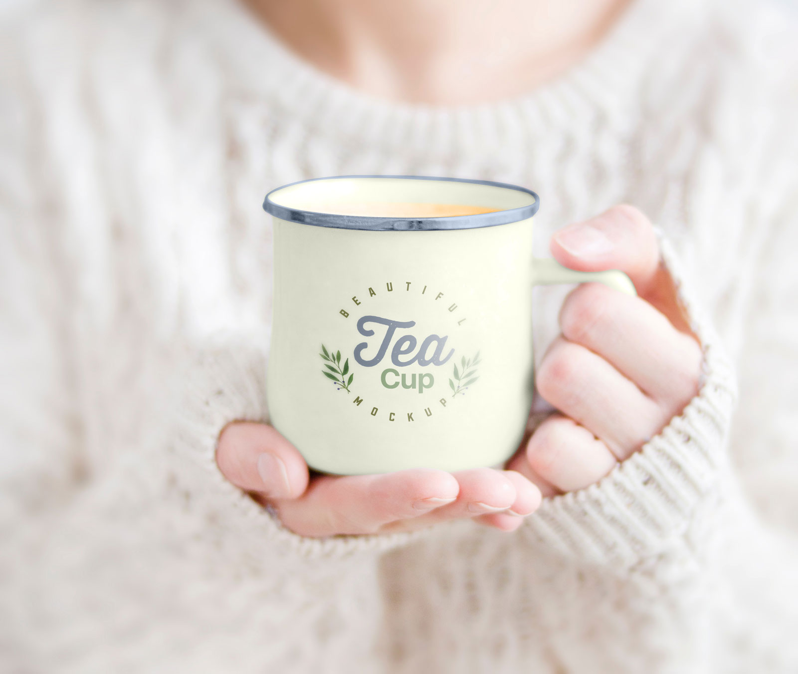 Weiblich hält Tee Tasse kostenloses Modell