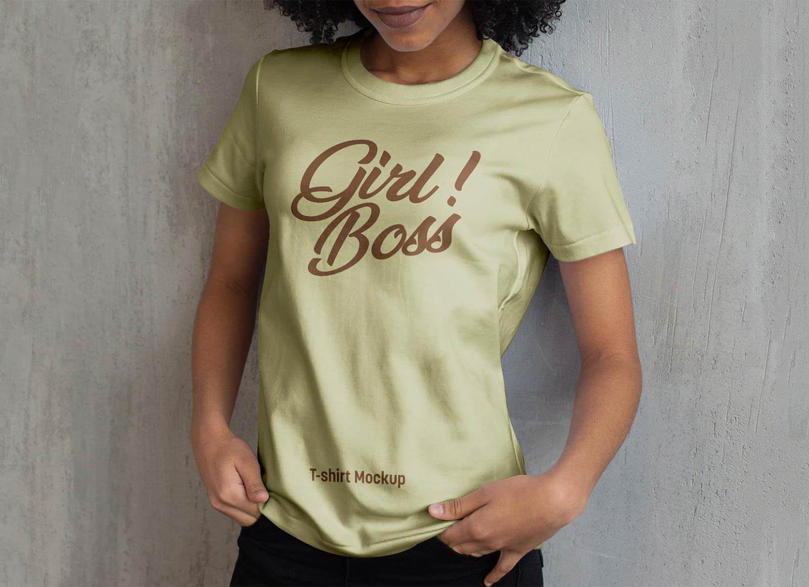 黒人女性Tシャツのモックアップ