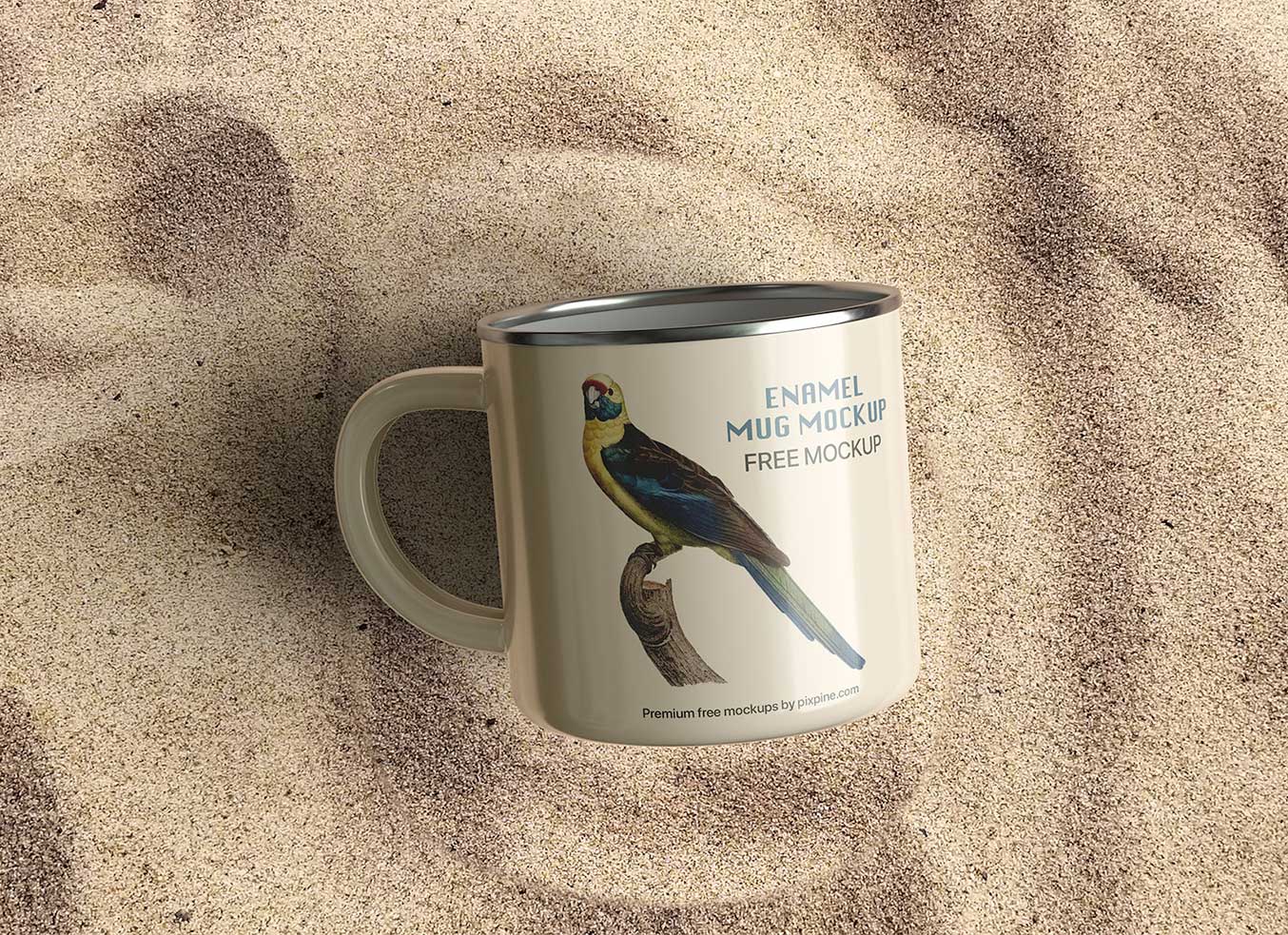 Tasse de café en émail sur la maquette de sable