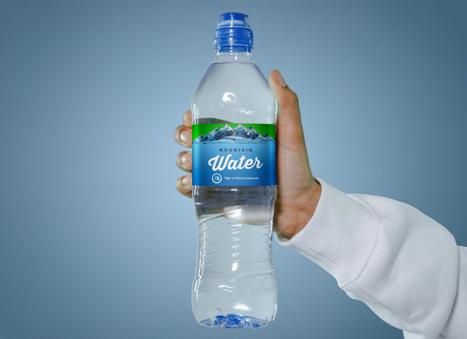 Hands sosteniendo la maqueta de etiquetas de botella de agua