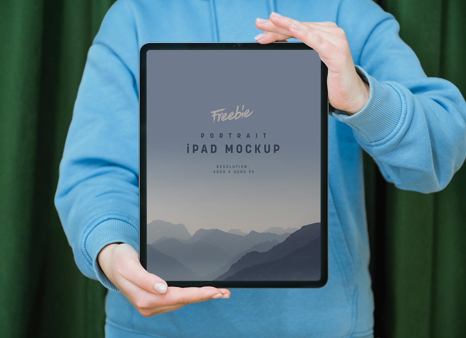 Рука держит портретный iPad Pro Mockup