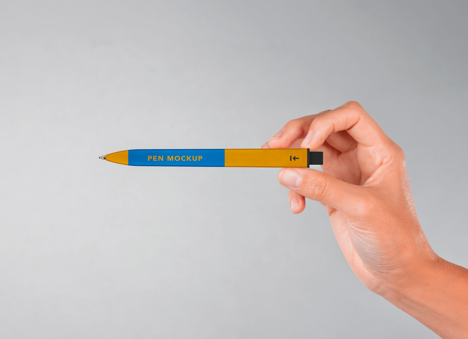 Sosteniendo la maqueta de marca de lápiz de mano