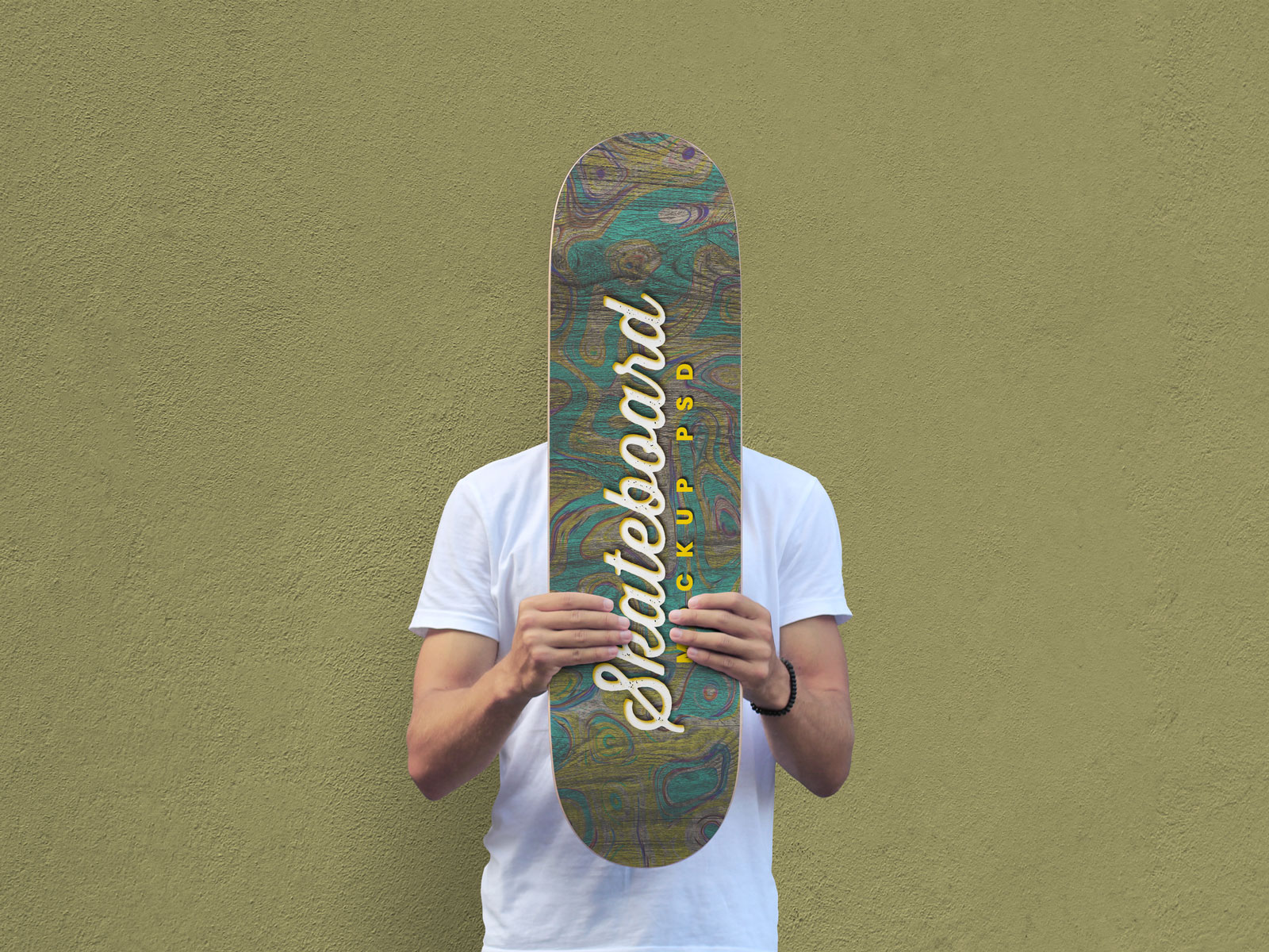 Hombre sosteniendo la maqueta de skateboard