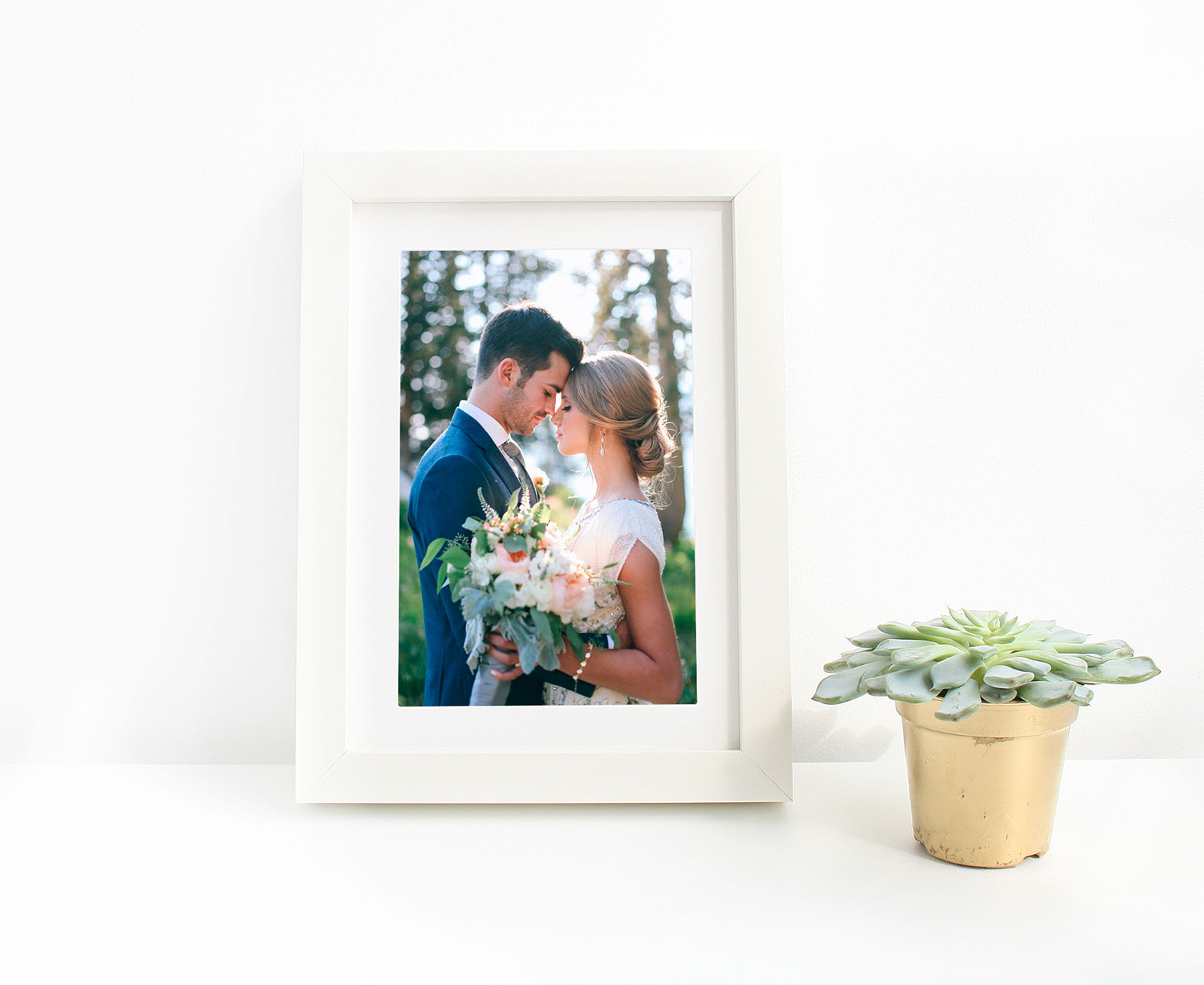 Maqueta de marco de imágenes para fotos de bodas y letras