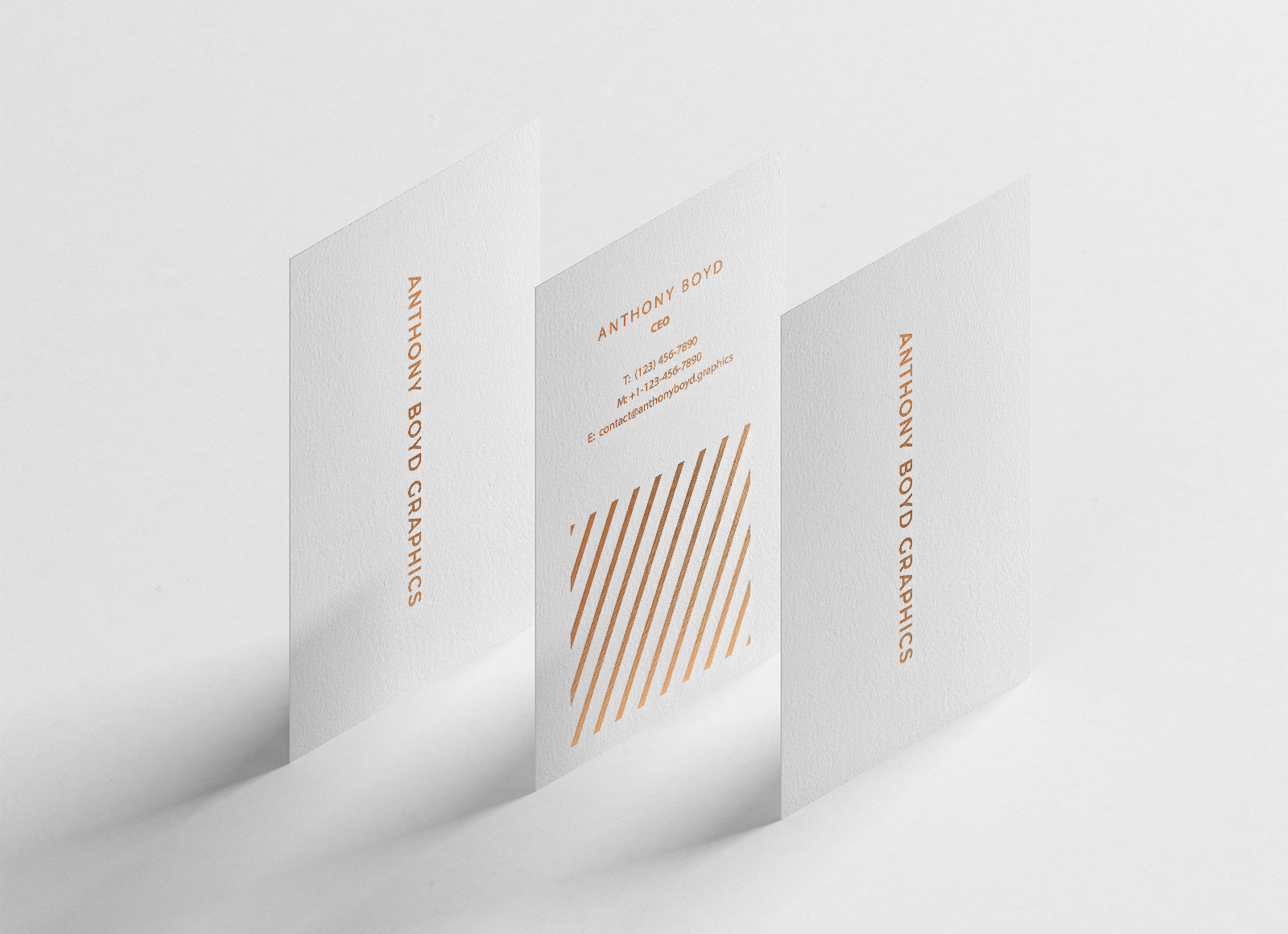 Maqueta de tarjetas de visita blanca vertical con papel de aluminio