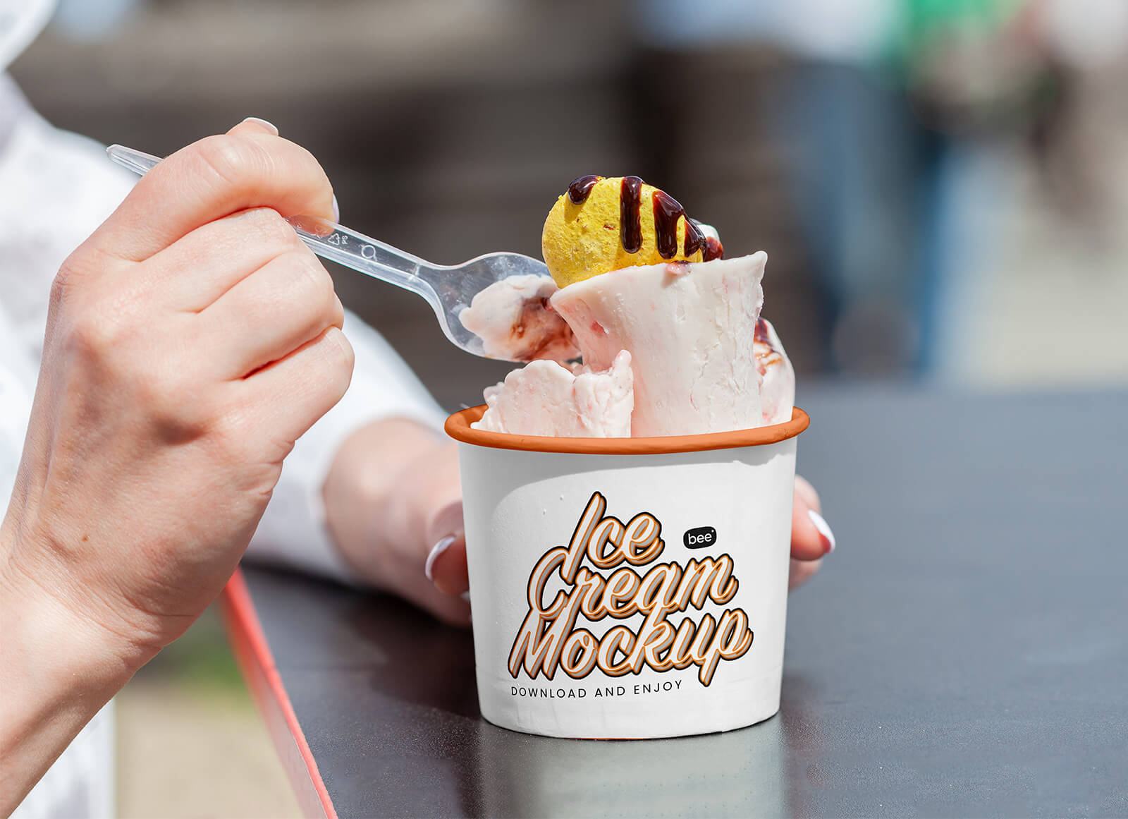 無料のアイスクリームカップモックアップPSD