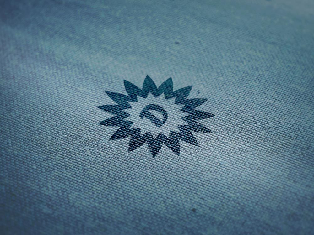 Kostenloses Logo Mockup auf Wolle Stoff Textur