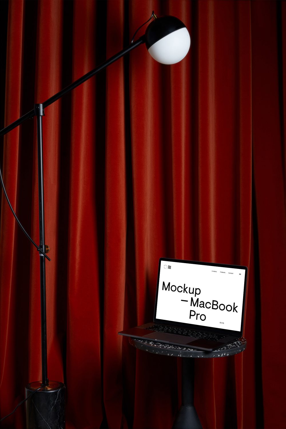 MacBook Pro Mockup sur la table basse