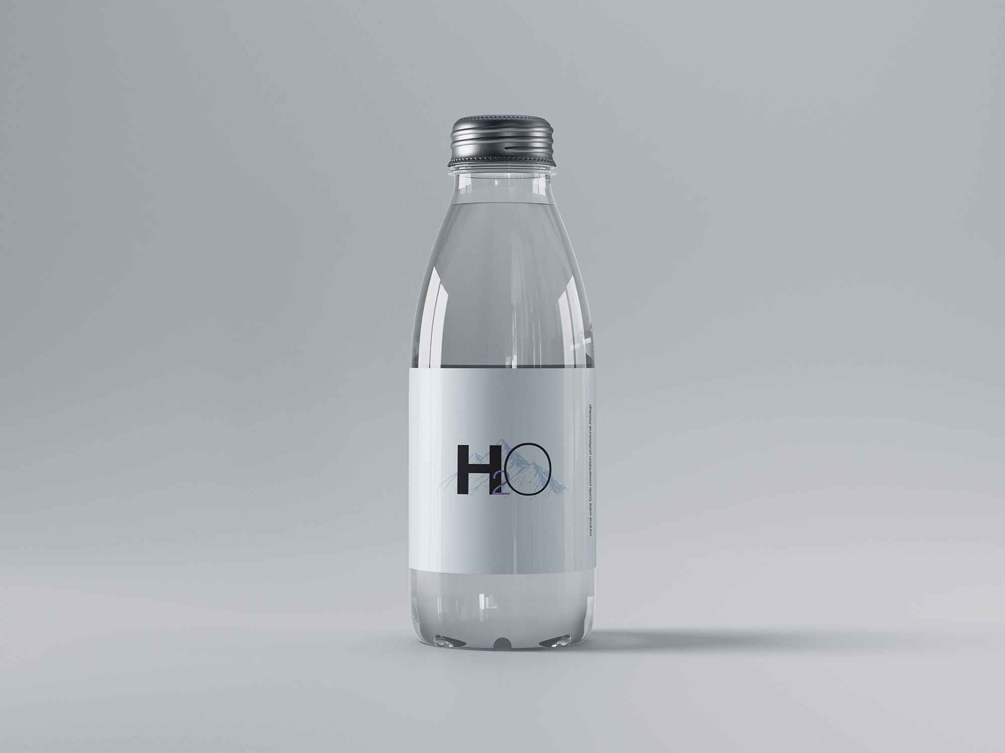 無料の小型ガラスの水のボトルモックアップ
