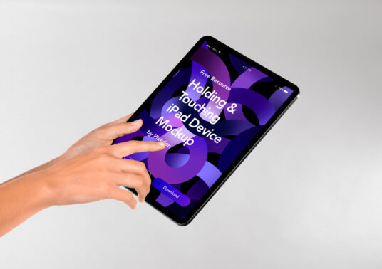 Hand berührendes iPad Pro Mockup