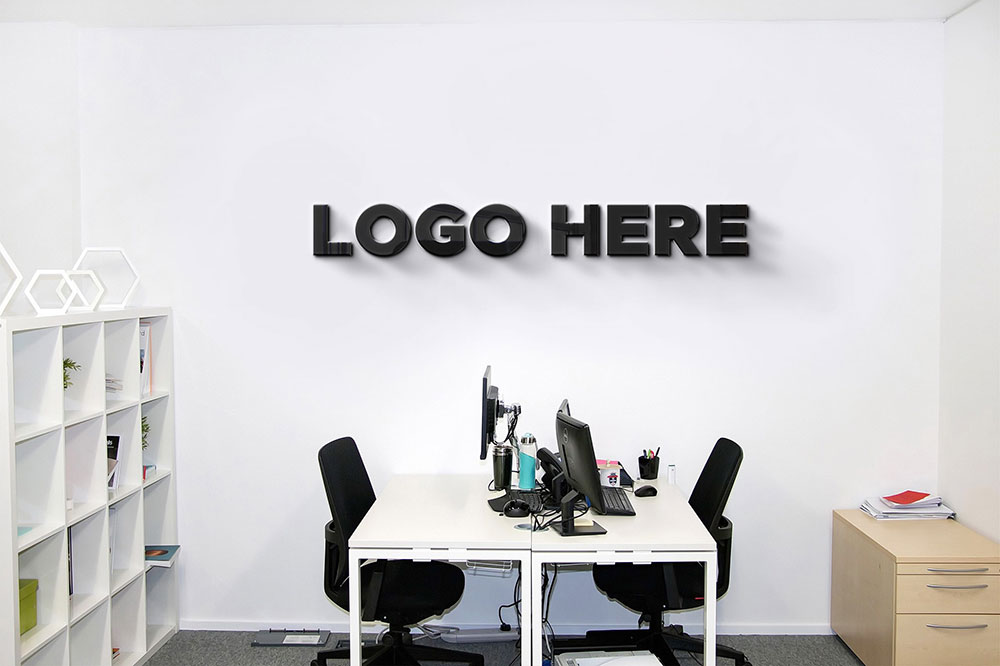 Maqueta de logotipo de la pared de oficina gratis