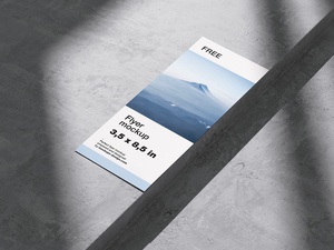 Maqueta de folleto de tarjetas de estanterías PSD