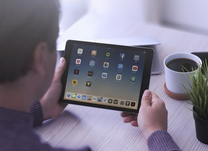 Apple iPad in der Hand Fotomaße