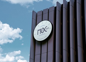 Maqueta de logotipo de letrero montado en el edificio