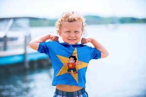 Maqueta de camisetas de mangas cortas para niños pequeños