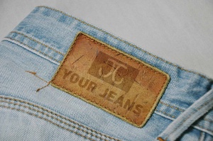 Vêtements en jean coudre et étiquette de sweat-shirt Tag PSD Mockups
