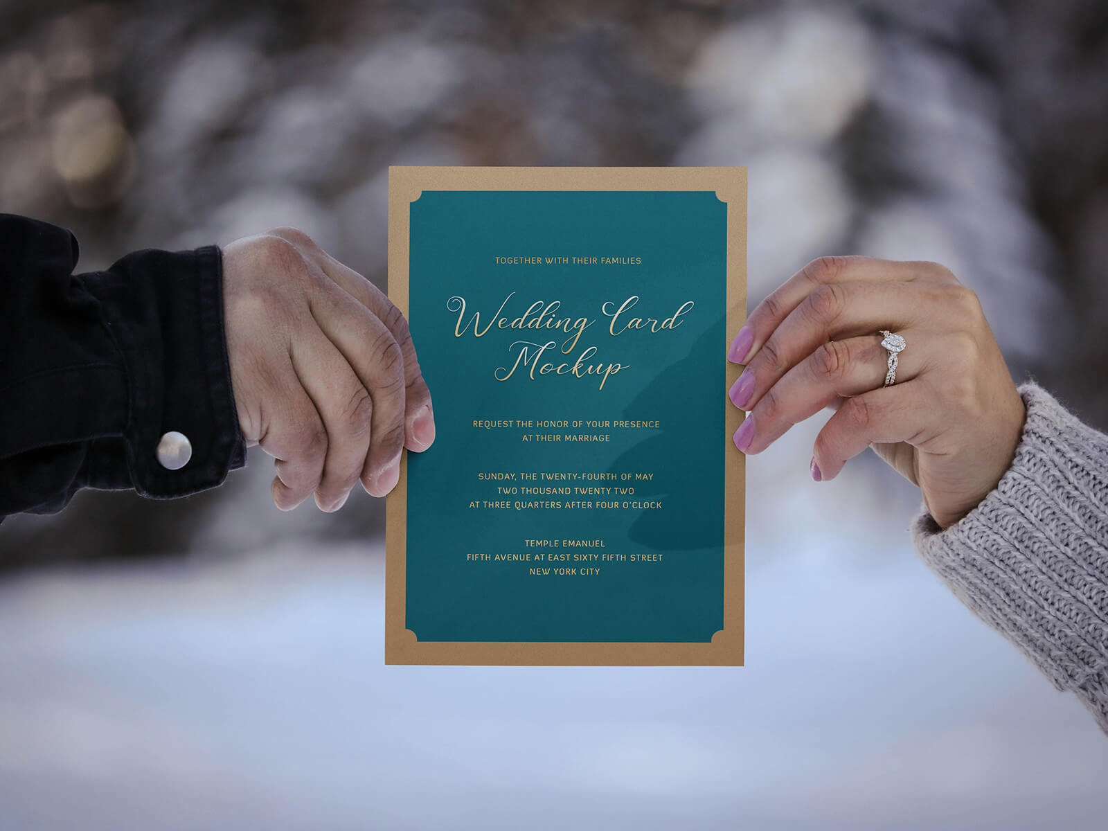 Couple tenant une carte d'invitation de mariage maquette