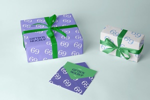 Umschlag mit zwei Geschenkboxen Mockup