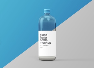 Maqueta de botellas de agua de vidrio