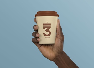 Hand hält Papierkaffee Tasse Modell
