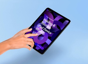 Hand Holding iPad Proタブレットモックアップ