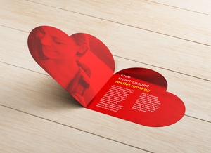 Juego de maquetas de folleto / folleto en forma de corazón