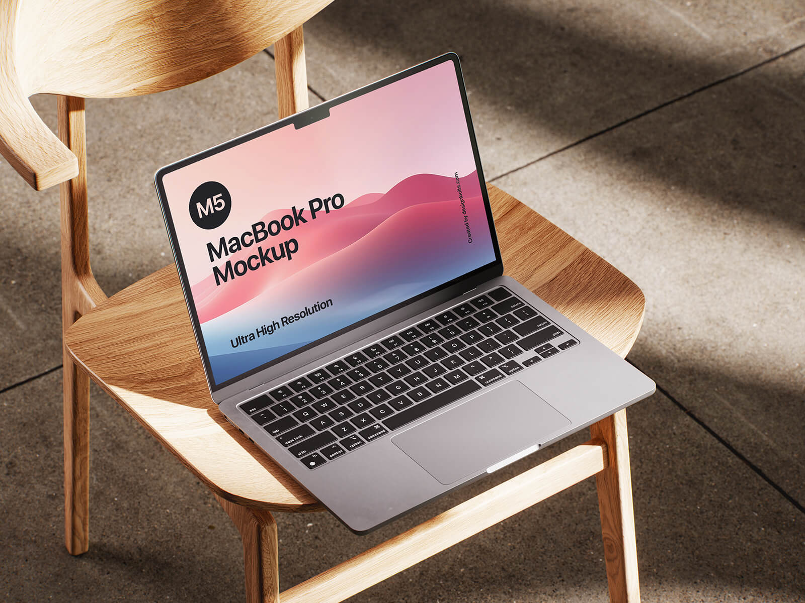 M5 MacBook Pro Mockup set con silla de madera