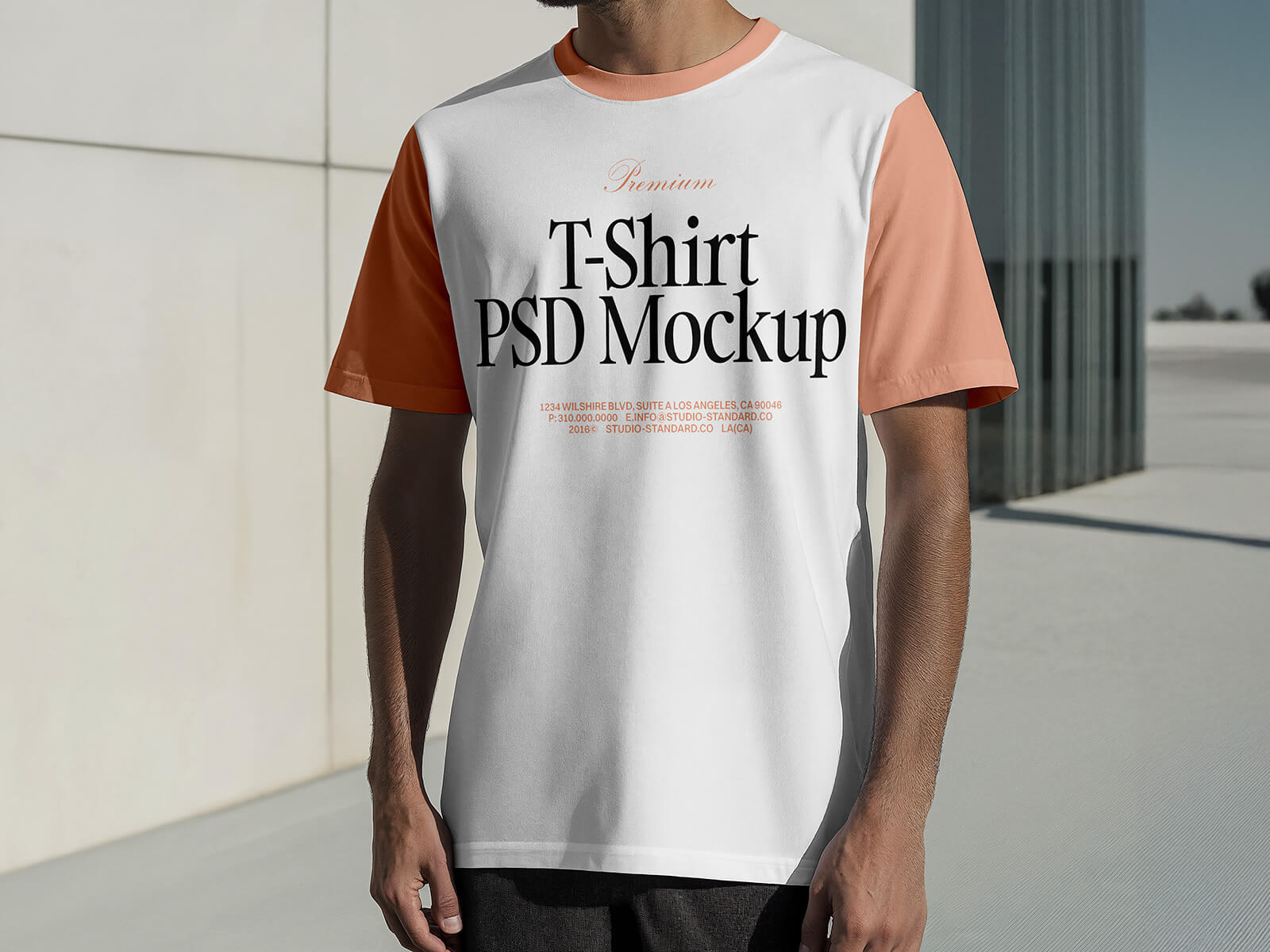 Mann, der kurze Ärmel T-Shirt Mockup trägt