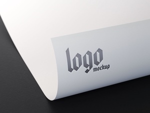 Mockup de logotipo de papel metálico plateado / lámina de oro