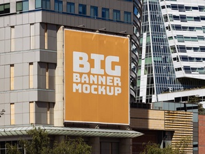 Gegen Gebäudewand großer Banner / Werbetafel -Modell montiert
