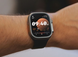 Sur le poignet Apple Watch Ultra Mockup