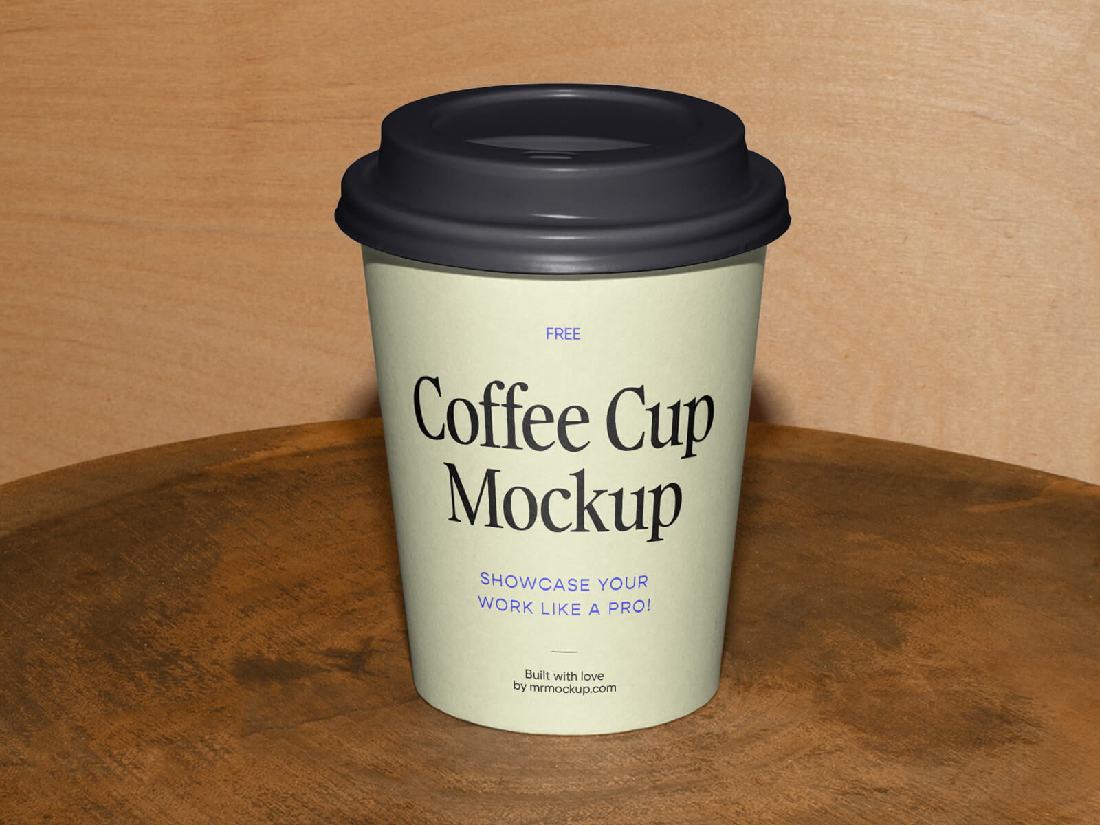 Taza de café de papel en la maqueta de mesa de madera