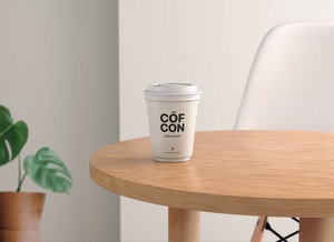 Tasse de café en papier sur la table de table en bois