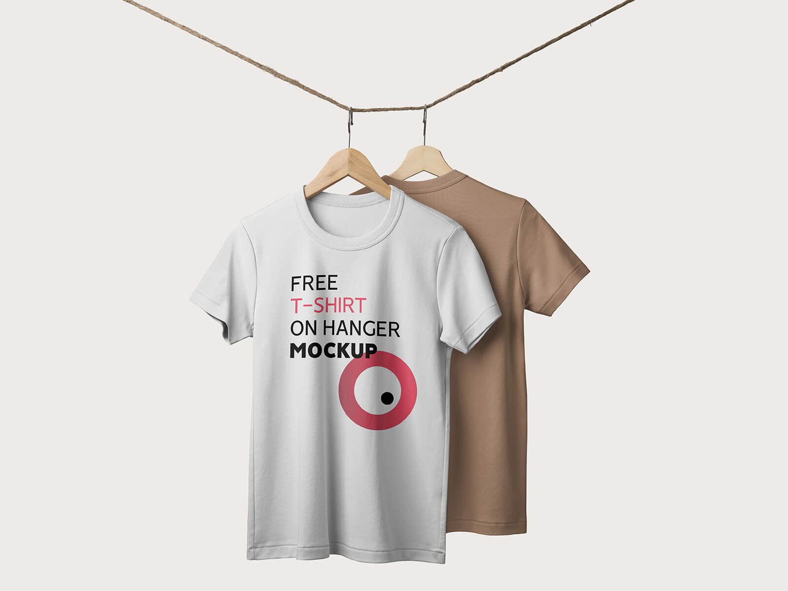 Camisetas de mangas cortas en negro / negro en la maqueta de perchas