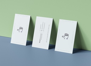 Presentación de maquetas de tarjetas de negocios triples