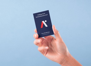 Maqueta de tarjeta de visita vertical en la mano