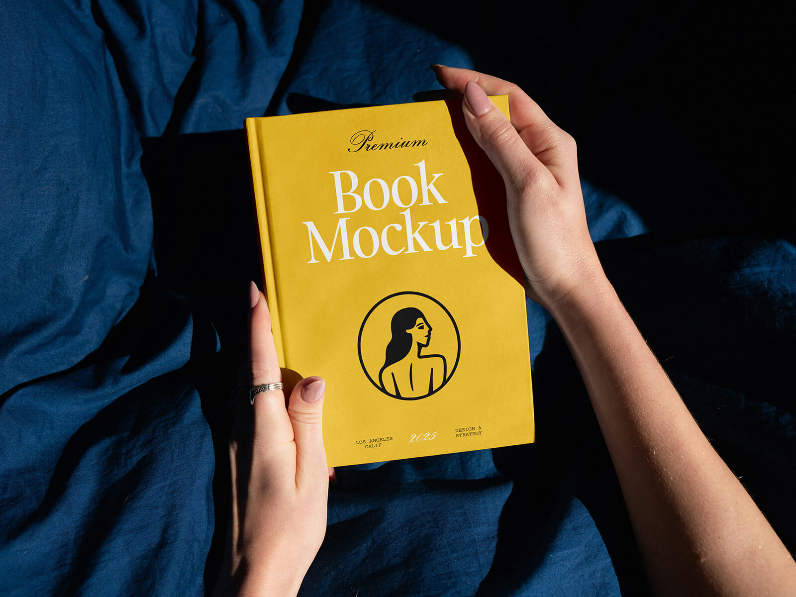 Maqueta de libro de mano de mujer