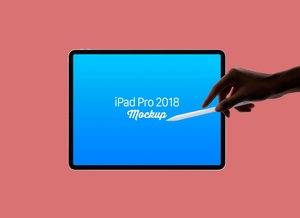 iPad Pro 2018 Apple Pencilが手でPSDセットを備えたモックアップ