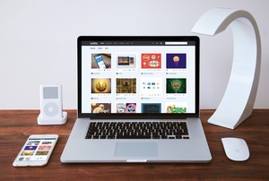 iPhone и MacBook Pro Mockup Photo