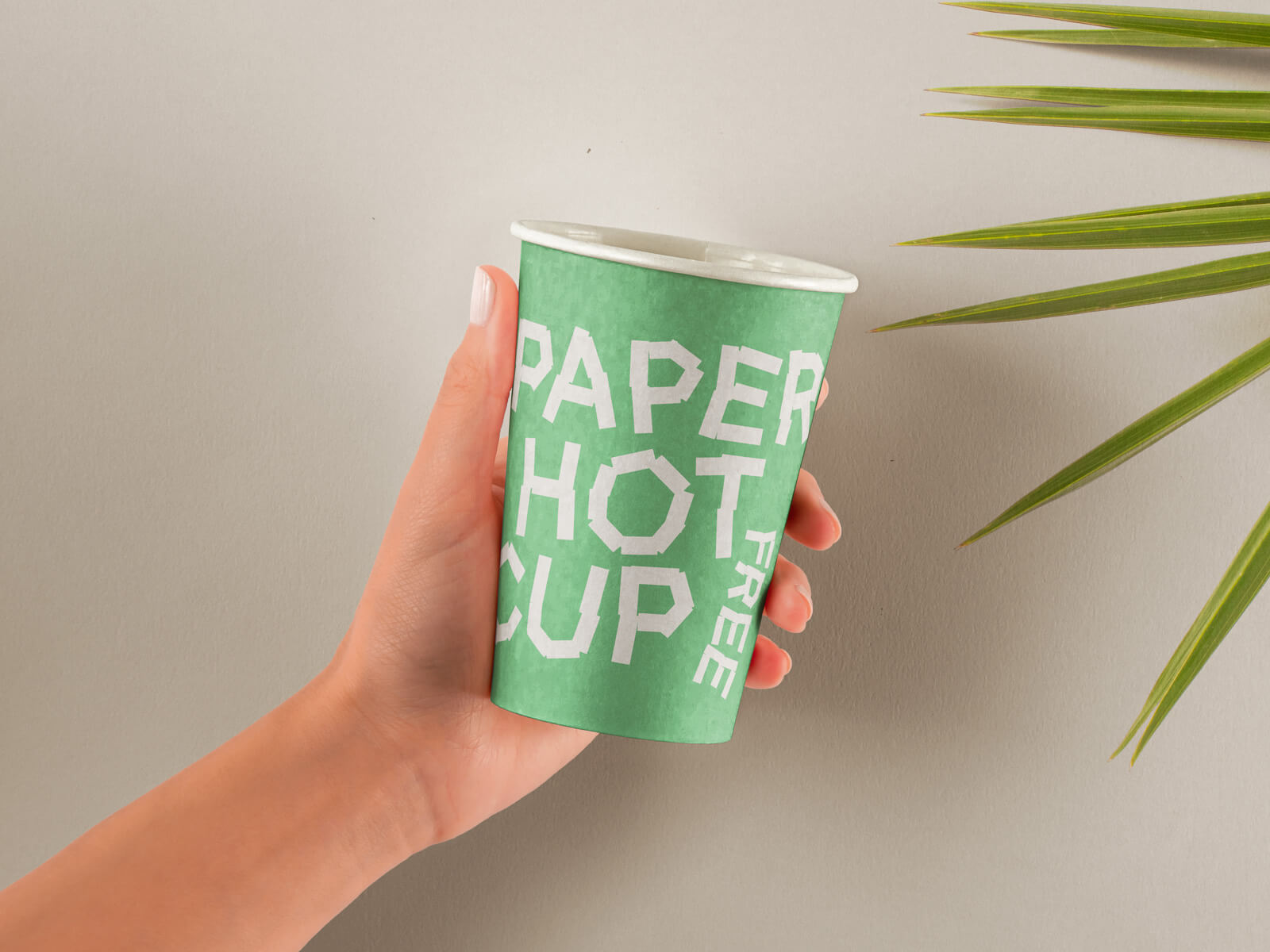 Hand hält Papierkaffee Tasse Modell