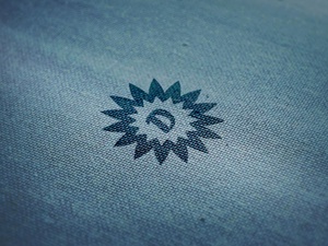 Maqueta de logotipo gratis en textura de tela de lana