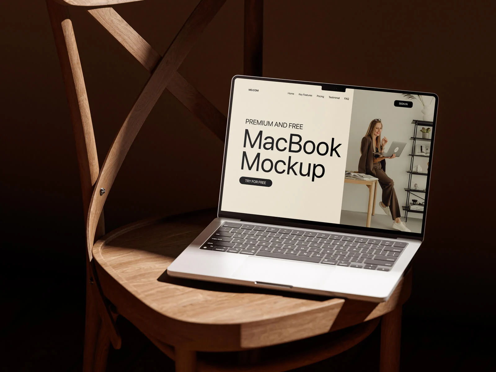 Maqueta de MacBook Pro sobre silla de madera