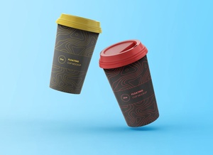 Zwei kostenlose Mockup mit schwebenden Kaffeetassen