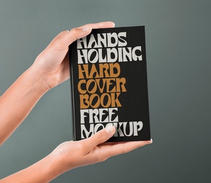 Hand tenant un livre à couverture rigide maquette