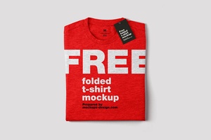 Maqueta de camisetas plegadas de etiqueta gratis