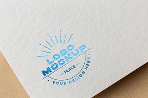 Maqueta de logotipo prensado de papel gratis